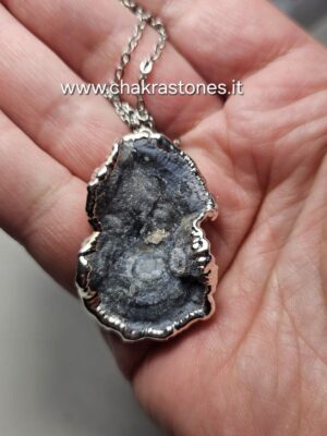Ciondolo Rosa di Calcedonio con crescite di quarzo (con catenina in acciaio)